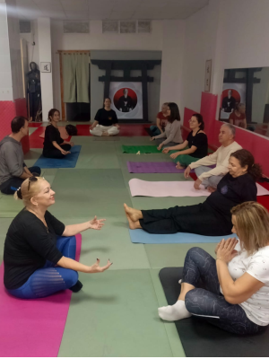 esneklik guc dengesini kurma grup yoga dersleri karsiyaka